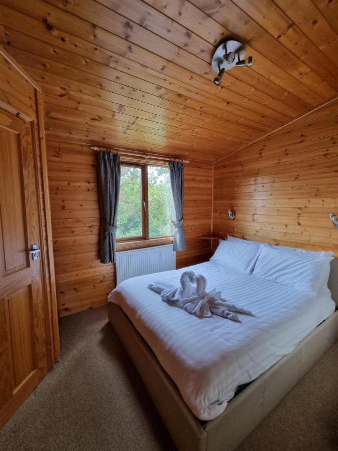 Beautiful Willow Lodge 67-4-6 Persons-Private Hot Tub-Pet Friendly-Tranquil Holiday Away From It All Yet Not Far To St Austell-The Holiday Home Has Two Bedrooms, Living & Dining Area, Equipped Kitchen -Decking-Al Fresco Dining-Fishing Lakes-Pet Frien Grampound Zewnętrze zdjęcie