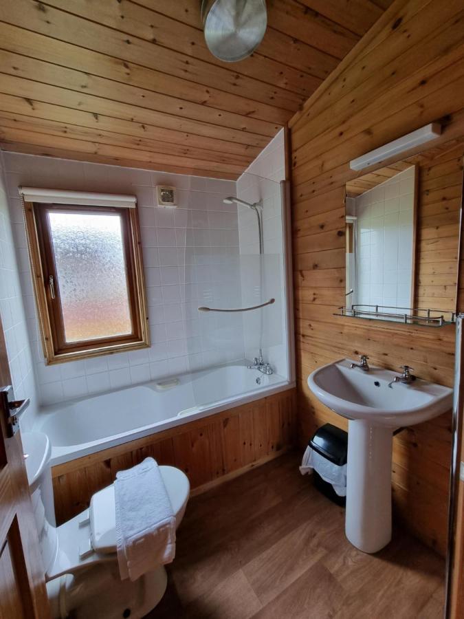 Beautiful Willow Lodge 67-4-6 Persons-Private Hot Tub-Pet Friendly-Tranquil Holiday Away From It All Yet Not Far To St Austell-The Holiday Home Has Two Bedrooms, Living & Dining Area, Equipped Kitchen -Decking-Al Fresco Dining-Fishing Lakes-Pet Frien Grampound Zewnętrze zdjęcie