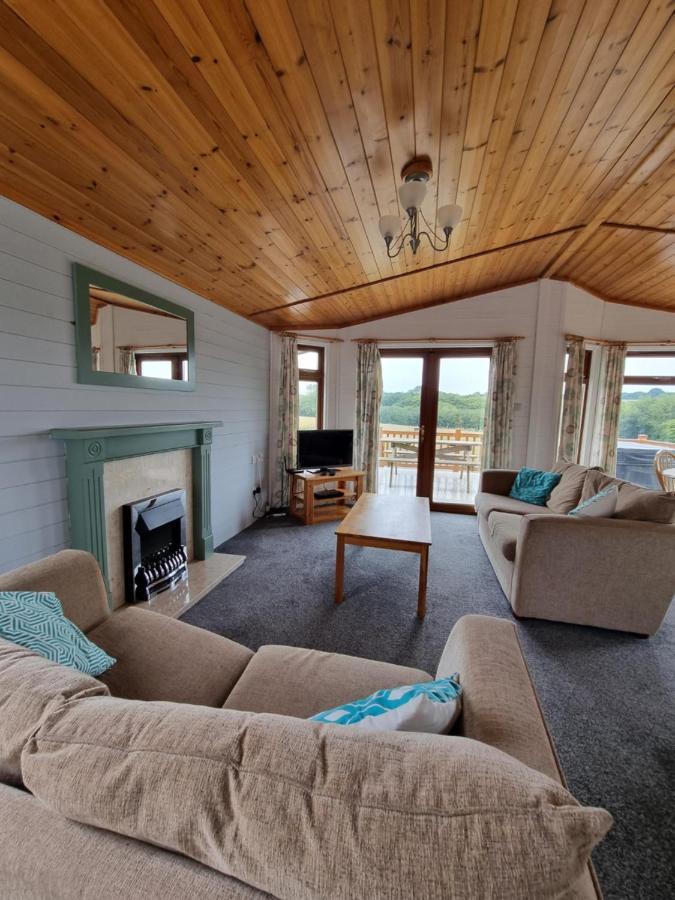 Beautiful Willow Lodge 67-4-6 Persons-Private Hot Tub-Pet Friendly-Tranquil Holiday Away From It All Yet Not Far To St Austell-The Holiday Home Has Two Bedrooms, Living & Dining Area, Equipped Kitchen -Decking-Al Fresco Dining-Fishing Lakes-Pet Frien Grampound Zewnętrze zdjęcie
