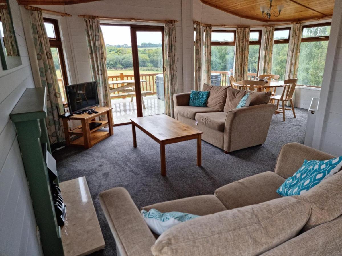 Beautiful Willow Lodge 67-4-6 Persons-Private Hot Tub-Pet Friendly-Tranquil Holiday Away From It All Yet Not Far To St Austell-The Holiday Home Has Two Bedrooms, Living & Dining Area, Equipped Kitchen -Decking-Al Fresco Dining-Fishing Lakes-Pet Frien Grampound Zewnętrze zdjęcie
