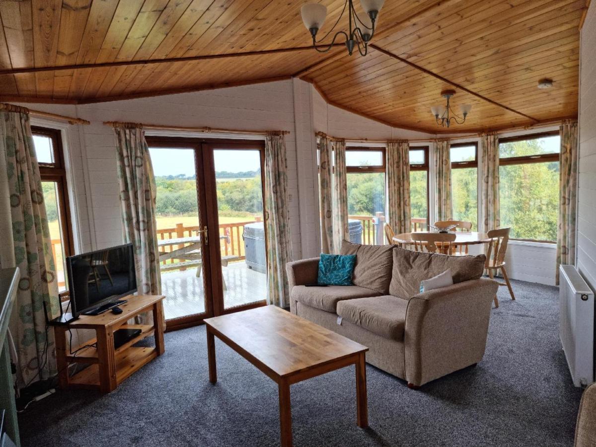 Beautiful Willow Lodge 67-4-6 Persons-Private Hot Tub-Pet Friendly-Tranquil Holiday Away From It All Yet Not Far To St Austell-The Holiday Home Has Two Bedrooms, Living & Dining Area, Equipped Kitchen -Decking-Al Fresco Dining-Fishing Lakes-Pet Frien Grampound Zewnętrze zdjęcie