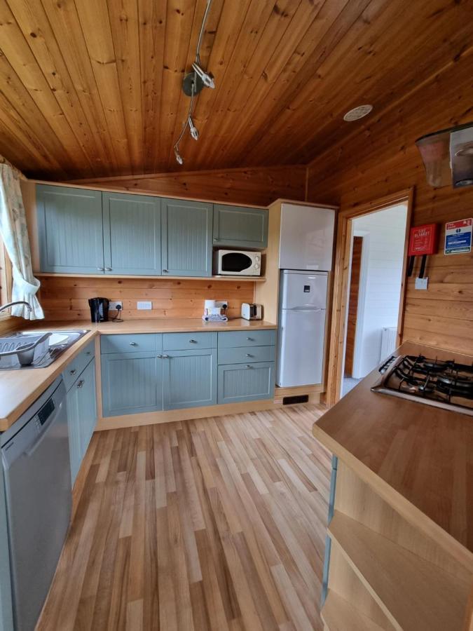 Beautiful Willow Lodge 67-4-6 Persons-Private Hot Tub-Pet Friendly-Tranquil Holiday Away From It All Yet Not Far To St Austell-The Holiday Home Has Two Bedrooms, Living & Dining Area, Equipped Kitchen -Decking-Al Fresco Dining-Fishing Lakes-Pet Frien Grampound Zewnętrze zdjęcie