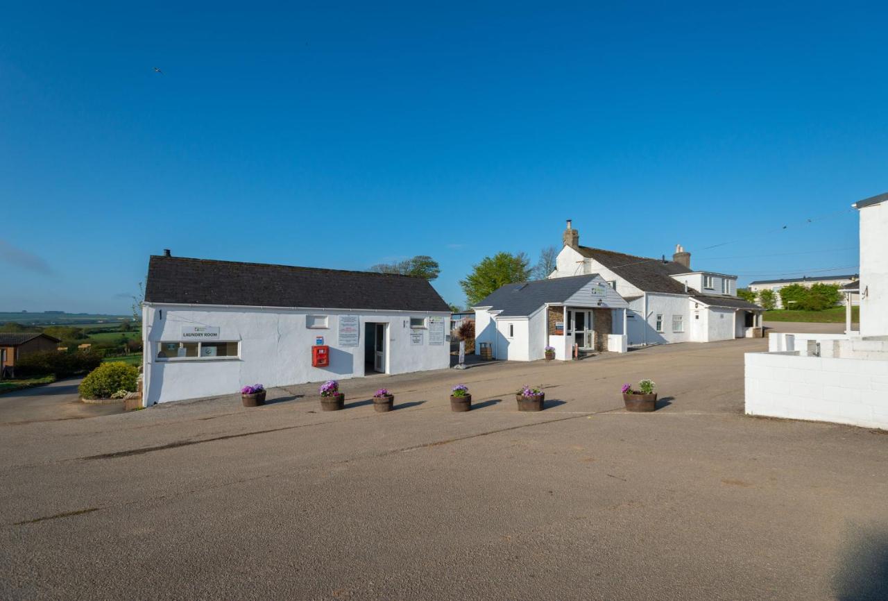 Beautiful Willow Lodge 67-4-6 Persons-Private Hot Tub-Pet Friendly-Tranquil Holiday Away From It All Yet Not Far To St Austell-The Holiday Home Has Two Bedrooms, Living & Dining Area, Equipped Kitchen -Decking-Al Fresco Dining-Fishing Lakes-Pet Frien Grampound Zewnętrze zdjęcie