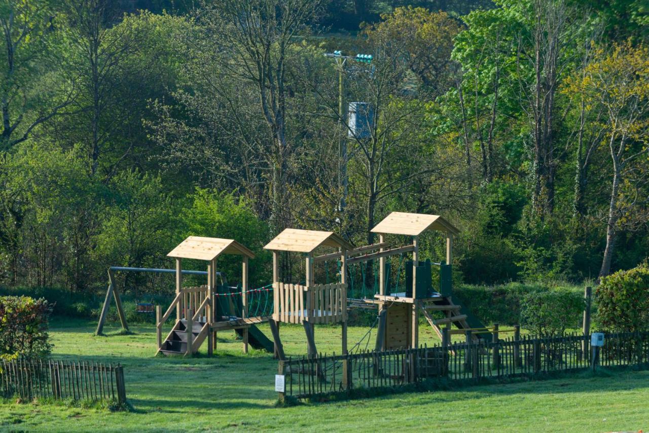 Beautiful Willow Lodge 67-4-6 Persons-Private Hot Tub-Pet Friendly-Tranquil Holiday Away From It All Yet Not Far To St Austell-The Holiday Home Has Two Bedrooms, Living & Dining Area, Equipped Kitchen -Decking-Al Fresco Dining-Fishing Lakes-Pet Frien Grampound Zewnętrze zdjęcie