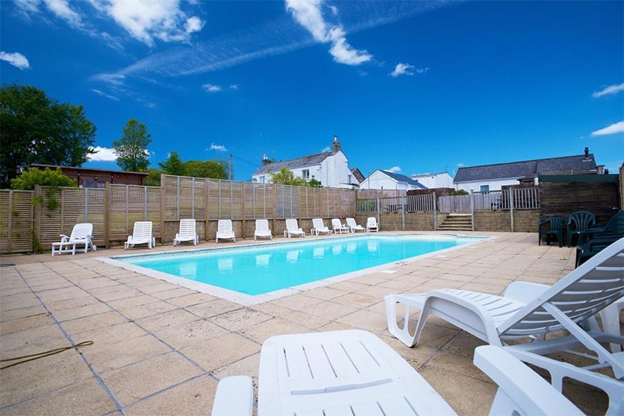 Beautiful Willow Lodge 67-4-6 Persons-Private Hot Tub-Pet Friendly-Tranquil Holiday Away From It All Yet Not Far To St Austell-The Holiday Home Has Two Bedrooms, Living & Dining Area, Equipped Kitchen -Decking-Al Fresco Dining-Fishing Lakes-Pet Frien Grampound Zewnętrze zdjęcie