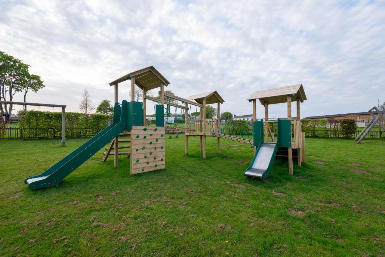 Beautiful Willow Lodge 67-4-6 Persons-Private Hot Tub-Pet Friendly-Tranquil Holiday Away From It All Yet Not Far To St Austell-The Holiday Home Has Two Bedrooms, Living & Dining Area, Equipped Kitchen -Decking-Al Fresco Dining-Fishing Lakes-Pet Frien Grampound Zewnętrze zdjęcie